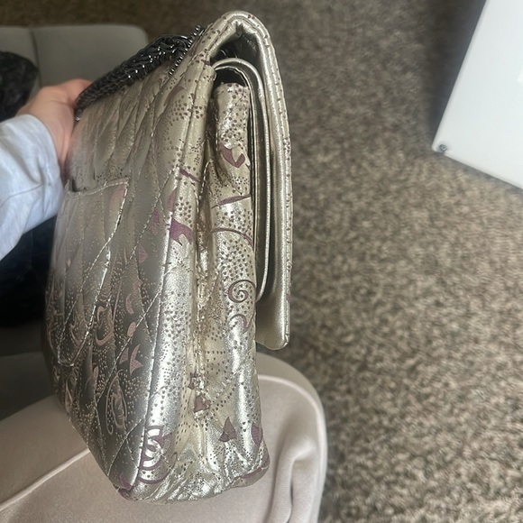 - Elegant Silver Quilted Shoulder Bag - Picture 16 of 17